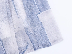 Détail du tissu en mousseline tie-dye bleu clair montrant les coutures et la texture
