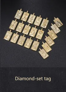 Detailansicht rechteckiger 18k vergoldeter Tarot-Anhänger mit Zirkon-Inlays