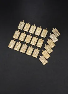 Dettaglio di ciondoli in stile tarocchi placcati oro 18k con intarsi in zircone