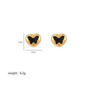 Gros plan boucles d'oreilles cœur doré avec papillon noir, taille 1,2cm x 1,5cm, poids 6,2g