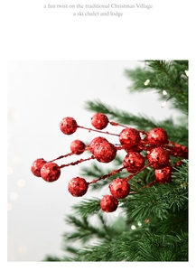 Gros plan de baies rouges pailletées sur des branches de sapin pour Noël