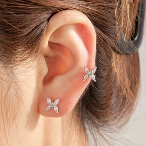 Elegante silberne Schmetterling-Ohrstecker mit Zirkonia an Ohrläppchen und Knorpel