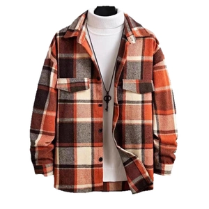 Elegante giacca a camicia da uomo a quadri arancione e marrone con colletto su fondo bianco