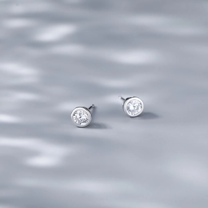 Elegant S925 sterling silver heart earrings with sparkling cubic zirconia studs