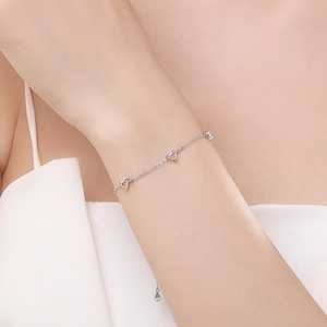 Bracelet élégant en argent sterling S925 avec zircons roses en forme de cœur au poignet
