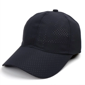 Dettaglio cappellino sportivo nero con rete traspirante tagliata al laser e tessuto rapido