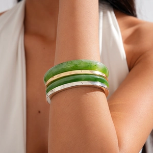 4er-Set Armbänder aus Harz und Metall mit grünem Marmor-Effekt und polierter Oberfläche