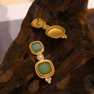 Macro de boucles d'oreilles vintage plaquées or 18 carats avec opale verte et perles