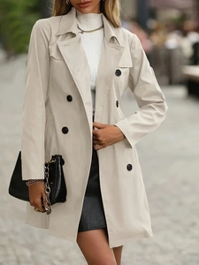 Trench-coat beige élégant à double boutonnage avec ceinture et boutons noirs pour femme