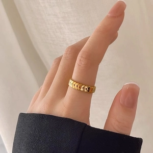 18K gold heart-shaped wheat ear ring featuring minimalist geometric embossed patterns