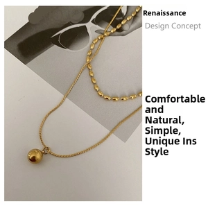 Détail d'un collier à double rang de perles dorées posé sur une page de magazine vintage