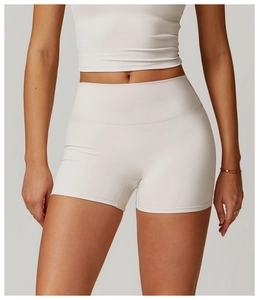 Dettaglio dei pantaloncini da yoga avorio senza cuciture con morbida texture opaca