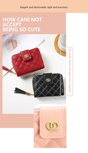 Détail de portefeuilles courts matelassés en rouge, noir et rose avec pompon et boucle