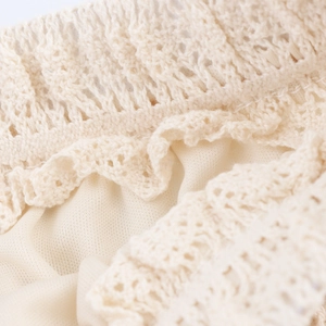 Détail de jupe longue en crochet avec dentelle évidée et doublure intérieure
