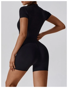 Détail de la conception ergonomique du dos et de la coupe ajustée du body de yoga noir