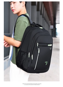 Vista lateral de mochila deportiva negra con cremalleras verde neón usada por persona