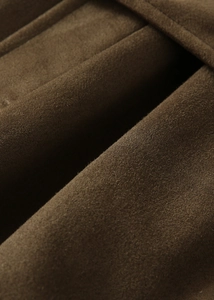 Gros plan sur la texture du tissu en daim marron de qualité d'un manteau