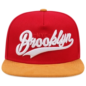 Détail de la snapback Brooklyn NYC rouge et jaune avec broderie 3D et visière plate