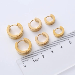 Ensemble de boucles d'oreilles créoles en acier doré de trois tailles avec échelle
