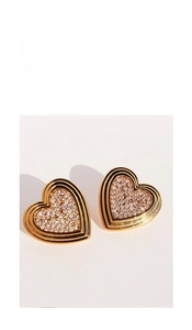 Détail de boucles d'oreilles cœur doré avec zircons micro-pavés et montures vintage