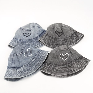 Bobs en jean délavé avec broderie cœur en bleu clair, bleu foncé, gris et noir mat