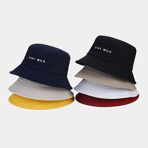 Bob multicolore avec broderie Stay Wild en toile résistante pour l'extérieur