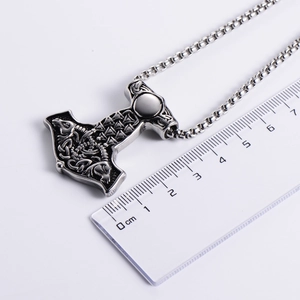 Pendentif Mjolnir viking nordique en argent avec mesure de taille de 3,5 cm sur règle
