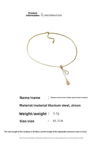 Détail du collier à pampilles avec pendentif gourde creuse et zircons en finition dorée