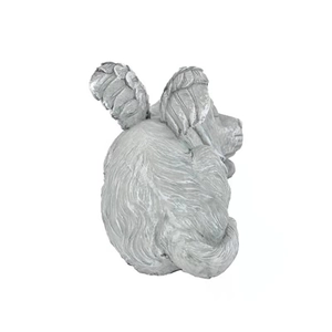 Vue détaillée d'une statue de chien ailé avec texture de pierre sur fond blanc