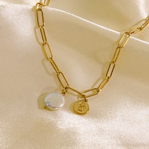 Collana a catena a graffetta in oro 14K con perla barocca e ciondolo a moneta antica