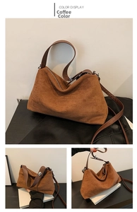 Détails du sac oreiller en daim givré café avec boucles métalliques argentées
