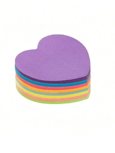 Primer plano de almohadillas de esponja coloridas con forma de corazón para decoración DIY