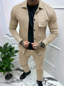 Dettaglio della trama a coste beige del set maschile casual due pezzi camicia e pantaloni