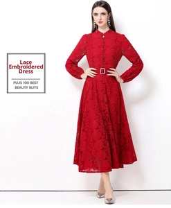 Détail de la robe en dentelle rouge avec col montant et boutons recouverts de tissu soigné