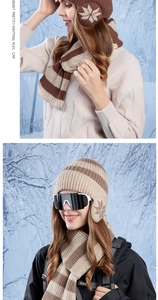 Set invernale con cappello in maglia e sciarpa a righe con paraorecchie e fiocchi
