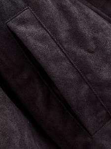 Vue détaillée de la couture sur la poche d'une veste de motard en daim violet foncé