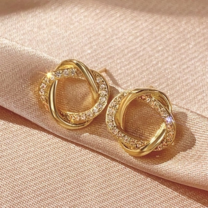 Minimalist gold-plated intertwining hoop earrings with sparkling cubic zirconia inlay