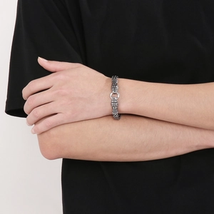 Dettaglio del bracciale in acciaio a scaglie di serpente argento con chiusura ad anello