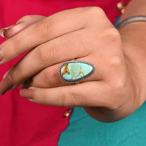 Anillo bohemio con gran turquesa en forma de gota y banda de metal plateado trenzado