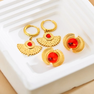 Orecchini geometrici in rubino placcati oro con texture a ventaglio e perle rosse