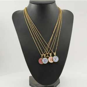 Gros plan d'un collier doré multicouche avec pendentifs SUAV sur un mannequin noir