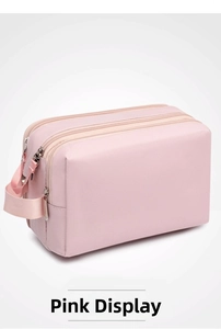 Detailansicht der rosa wasserdichten Kulturtasche mit drei Schichten Reißverschlussfächern