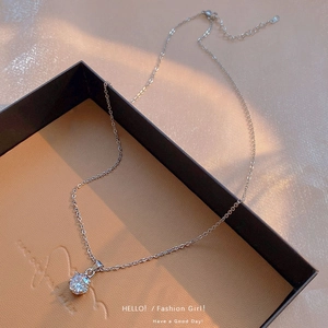 Gros plan d'un collier avec pendentif en zircon argenté dans un coffret cadeau