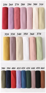 Vue détaillée de 22 foulards en mousseline unie avec paillettes dorées et numérotation