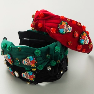 Detail van fluwelen knoop haarbanden met strass schedels en hars rozen