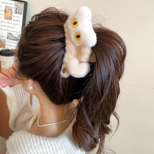 Détail de la pince à cheveux monstre en peluche pour un style volumineux élégant