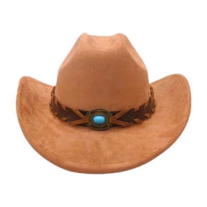 Détail d'un chapeau de cowboy en daim avec bande en cuir tressé et pierre turquoise