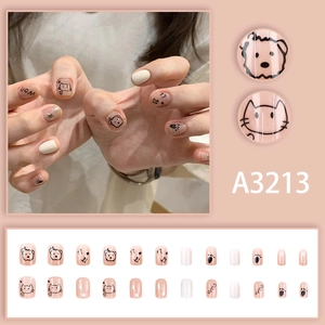 Faux ongles mignons avec animaux de dessin animé en rose nude et crème, motif chat