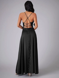 Détail des bretelles croisées au dos et tissu satiné du long canotier noir dos nu sexy