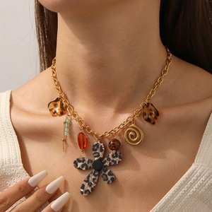 Collier bohème en acier inoxydable plaqué or avec pétales léopard et pendentif à pompon